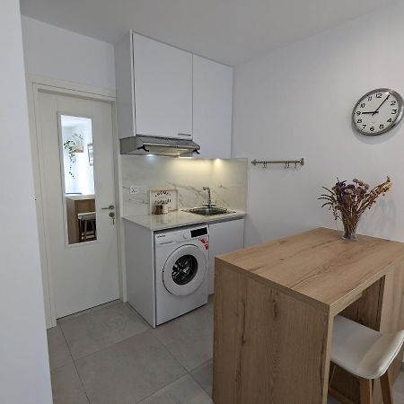 Modern & Cozy Studio W/ Backyard Near City Center Лімасол Екстер'єр фото