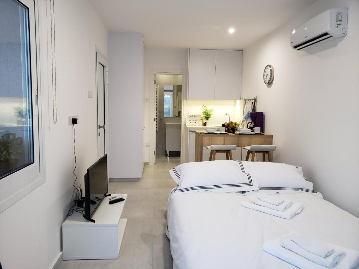 Modern & Cozy Studio W/ Backyard Near City Center Лімасол Екстер'єр фото