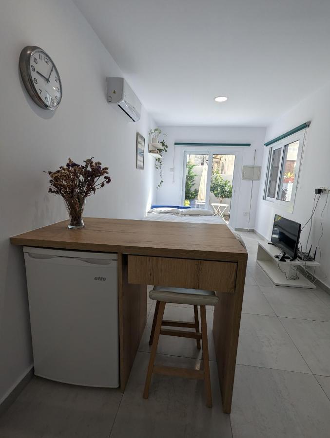 Modern & Cozy Studio W/ Backyard Near City Center Лімасол Екстер'єр фото